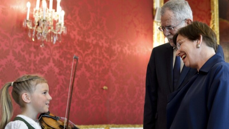 Die siebenjährige Cäcilia Pföß ist als „Musikbotschafterin“ mit Bundespräsident Alexander Van der Bellen und First Lady Dors Schmidauer in China unterwegs. (Bild: APA/HERBERT NEUBAUER)