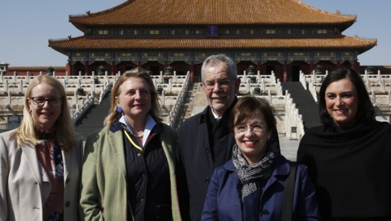 Bundespräsident Alexander Van der Bellen mit Ehefrau Doris Schmidauer und den Ministerinnen Margarete Schramböck, Karin Kneissl und Elisabeth Köstinger in der Verbotenen Stadt von Peking (Bild: BUNDESKANZLERAMT/DRAGAN TATIC)