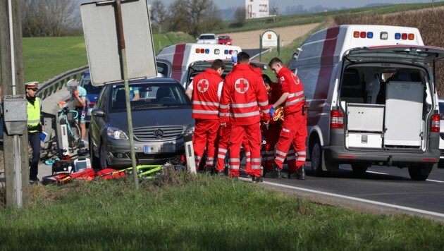 Das Rote Kreuz musste drei Leicht- und einen Schwerverletzten nach dem Radsturz versorgen (Bild: laumat.at/Matthias Lauber)