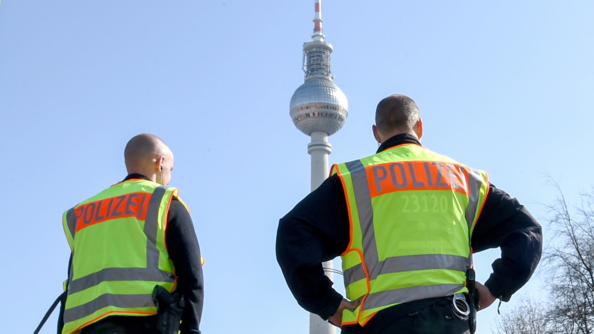 6 Verdächtige In Haft - Polizei Vereitelt Anschlag Auf Berlin ...