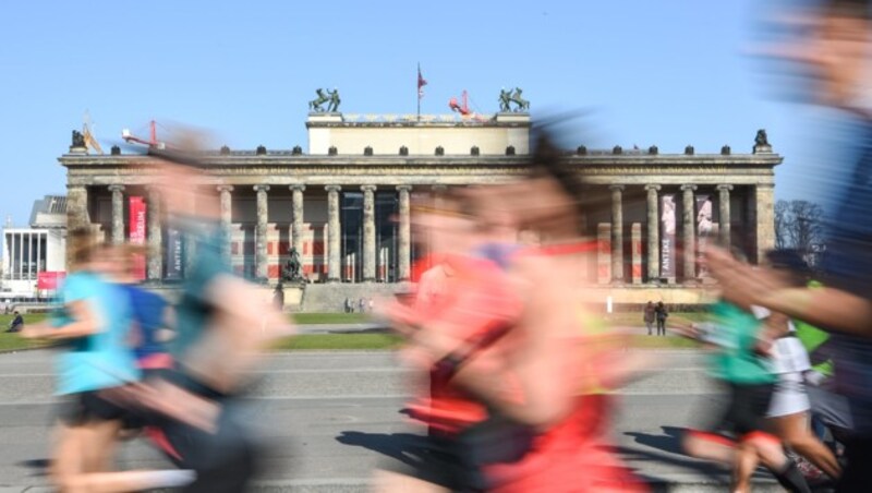 Wegen des gleichzeitig abgehaltenen Marathons kam es zu Verzögerungen und Chaos in einigen Wahllokalen. (Bild: APA/dpa/Christophe Gateau)