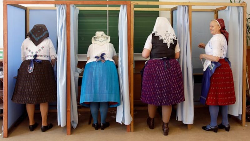 Traditionelle Outfits sieht man auch immer wieder in den Wahllokalen Ungarns. (Bild: APA/AFP/PETER KOHALMI)