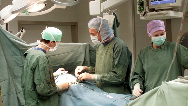 Ein Chirurgenteam des UKH Salzburg (Symbolbild) konnte zumindest einen der vier abgequetschten Finger retten (Bild: KRONEN ZEITUNG)