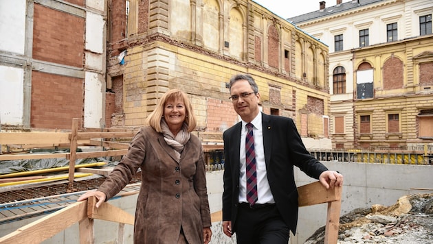 Die Rektorin der Universität Graz, Christa Neuper, und der für die Infrastruktur zuständige Vizerektor Peter Riedler. (Bild: Uni Graz/Tzivanopoulos)