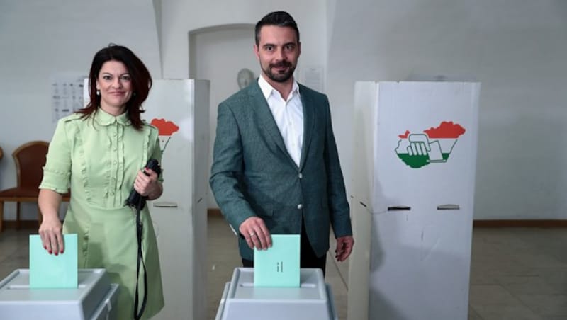 Gabor Vona (hier mit Gattin Krisztina) hofft, mit der Transformation seiner Jobbik-Partei von einer rechtsradikalen zu einer nationalkonservativen Partei, mehr Wähler ansprechen zu können. (Bild: APA/AFP/FERENC ISZA)