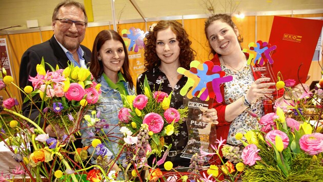 Spartenobmann Brommer mit den Gewinnerinnen des Floristen-Bewerbs (Bild: Rojsek-Wiedergut Uta)
