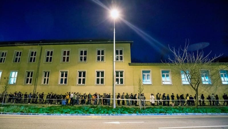 Auch Stunden nach dem offiziellen Wahlschluss um 19 Uhr standen noch Tausende Menschen an und warteten auf ihre Stimmabgabe. (Bild: AP)