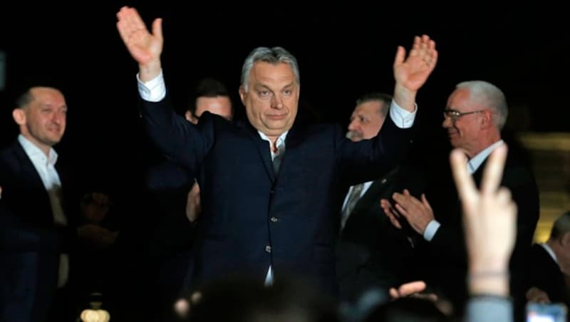 Viktor Orban ließ sich von seinen Wählern feiern und versprach, seinen bisher eingeschlagenen Weg fortzusetzen. (Bild: AP)
