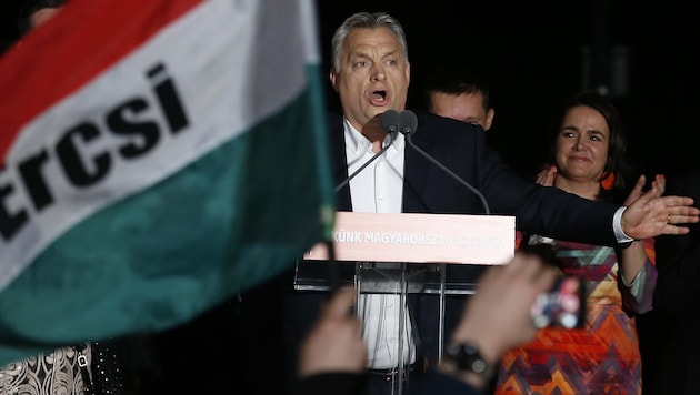 Ungarns Premier Viktor Orban spricht zu seinen Anhängern in Budapest. (Bild: AP)