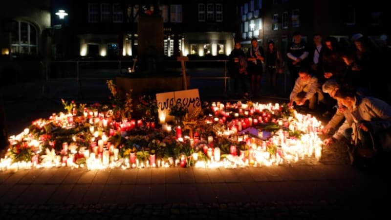 Blumen, Kerzen und ein Schild mit der Aufschrift „Warum?“ wurden von gedenkenden Menschen am Tatort zurückgelassen. (Bild: AFP)