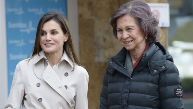 Königin Letizia und ihre Schwiegermutter Sofia zeigen sich nach dem Streit am Ostersonntag wieder versöhnt. (Bild: www.PPS.at)