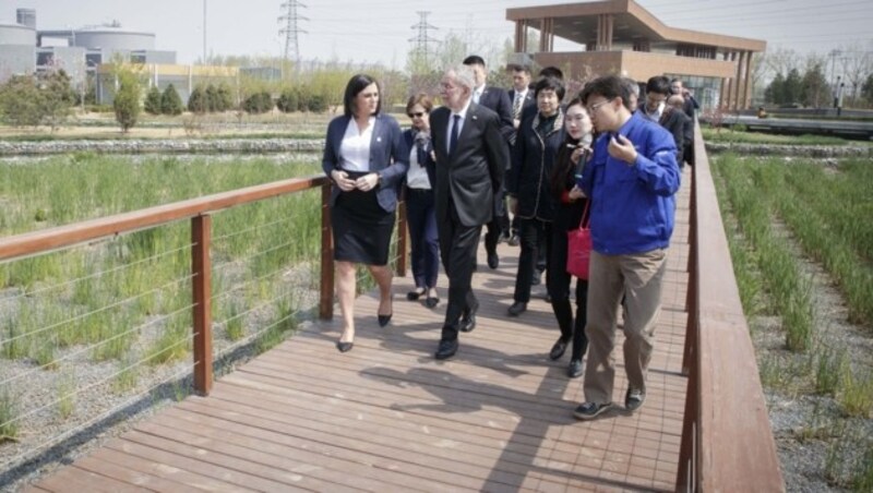 Bundespräsident Van der Bellen und Landwirtschaftsministerin Köstinger beim Besuch der Huaifang-Abwasseraufbereitungsanlage in Peking (Bild: APA/BUNDESHEER/PETER LECHNER)