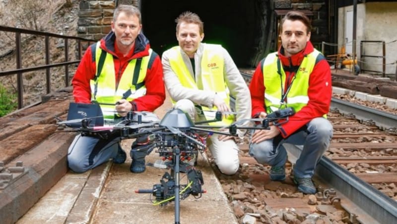 St. Veit im Pongau: ÖBB Brückenvermessung per Drohne. Piloten und Vermessungstechniker Karl Strauch und Christoph Pichler und Stefan Linsinger (Mitte).
 (Bild: GERHARD SCHIEL)