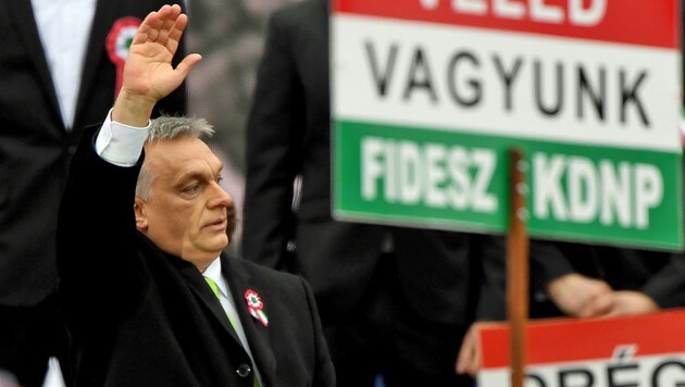 Bereits zwei Tage nach Viktor Orbans Wahlsieg müssen mehrere oppositionelle Medien aus „finanziellen Gründen“ schließen. (Bild: APA/AFP/ATTILA KISBENEDEK STF)