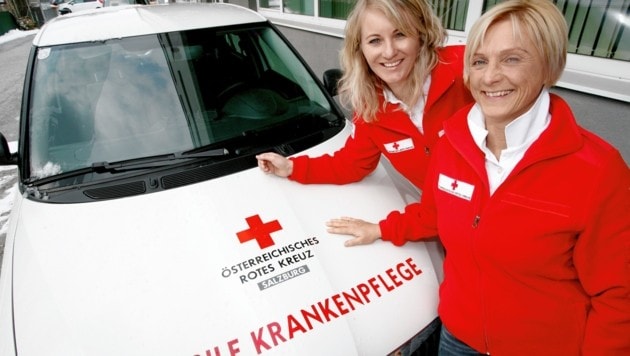 Sind Rot-Kreuz-Krankenpflegerinnen mit Leib und Seele: Judith Pfeffer, Andrea Gabl (re.) (Bild: Grill Max/Kronenzeitung)