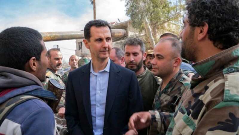 Assad besucht seine Truppen in Ost-Ghouta. (Bild: APA/AFP/SYRIAN PRESIDENCY FACEBOOK PAGE/HO)