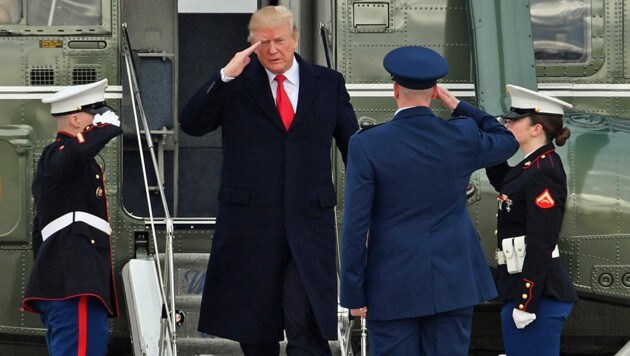 US-Präsident Donald Trump beim Ausstieg aus dem präsidialen Hubschrauber Marine One (Bild: APA/AFP/Nicholas Kamm)