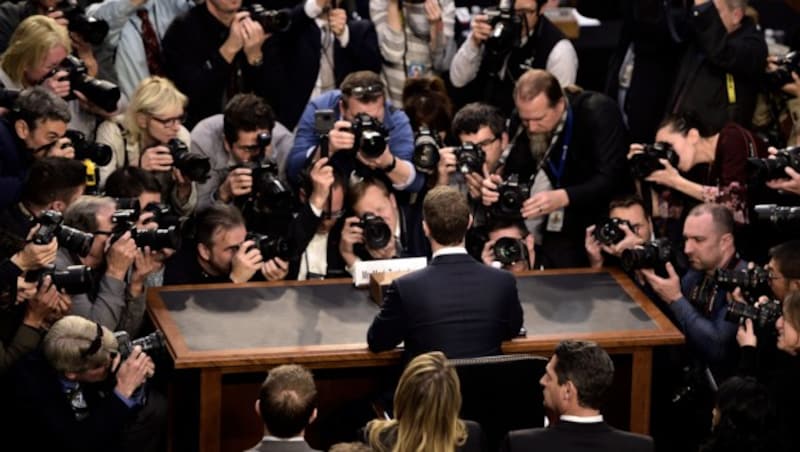 Zuckerbergs Befragung erweckte weltweit großes Medieninteresse. (Bild: APA/AFP/Brendan Smialowski)