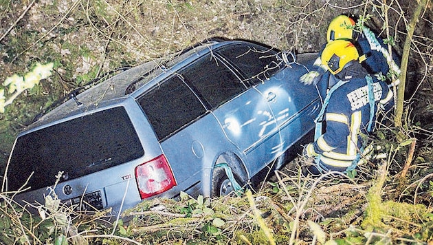 Die Täter ließen das Fluchtauto in der Nähe des Tatortes in einen Graben rollen. (Bild: FOTOKERSCHI.at/privat)