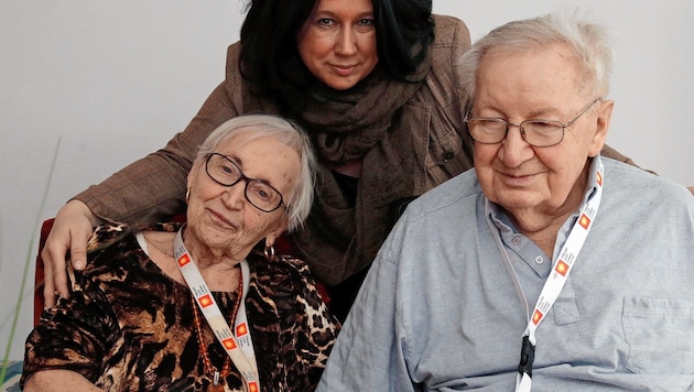 Wieder zusammen: Frau M. und Herr S. mit Michaela Guttmann (Mitte), Leiterin der Demenz-Station im Haus Leopoldau in Wien (Bild: Klemens Groh)