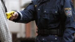 Der 17-Jährige konnte schließlich nur mithilfe eines Tasers festgenommen werden (Symbolbild).  (Bild: Christoph Birbaumer)