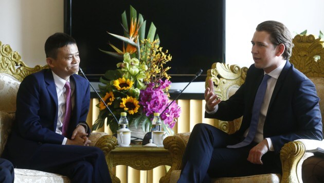 Sebastian Kurz im Gespräch mit Alibaba-Chef Jack Ma (Bild: APA/BUNDESKANZLERAMT/DRAGAN TATIC)