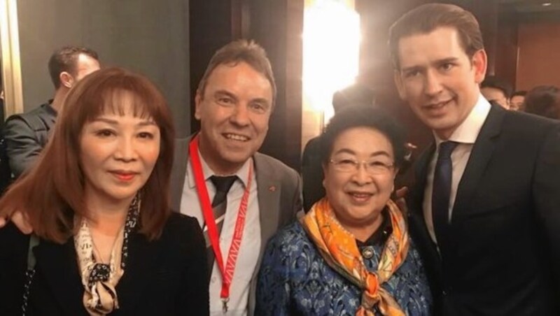 Der österreichische Unternehmer Siegmund Kahlbacher und Bundeskanzler Sebastian Kurz bei einem Empfang in China (Bild: Siegmund Kahlbacher)