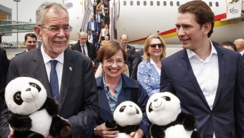 Bundespräsident Alexander Van der Bellen mit Ehefrau Doris Schmidauer und Bundeskanzler Sebastian Kurz (Bild: APA/BUNDESHEER/PETER LECHNER)