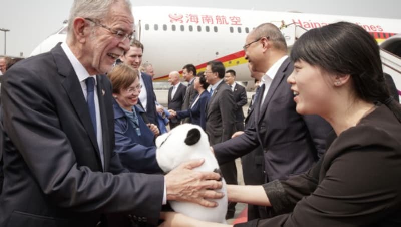 Van der Bellen bei der Ankunft am Flughafen Chengdu (Bild: APA/BUNDESHEER/PETER LECHNER)