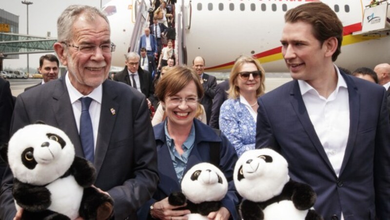 Alexander Van der Bellen, Ehefrau Doris Schmidauer und Sebastian Kurz bekamen bei der Ankunft in der Panda-Provinz Sichuan Kuscheltiere geschenkt. (Bild: APA/BUNDESHEER/PETER LECHNER)