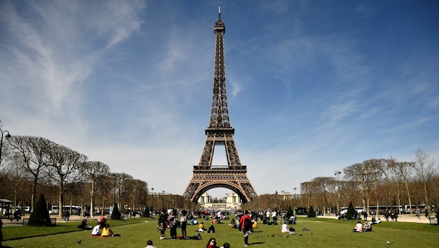 Zwei US-Touristen verbrachten die Nacht heimlich auf dem Eiffelturm. (Bild: AFP)