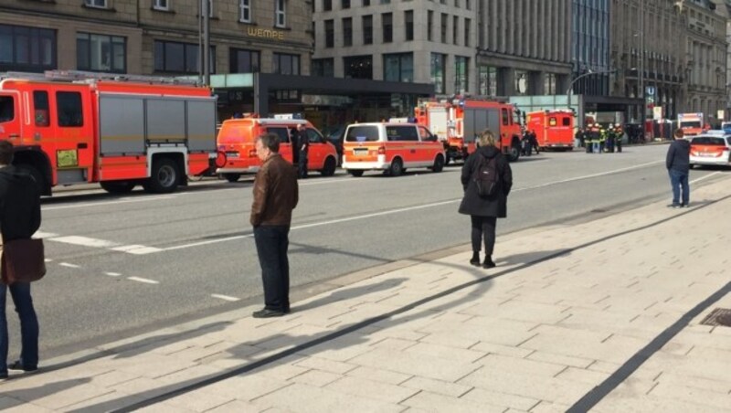 Einsatzfahrzeuge der Feuerwehr stehen am Jungfernstieg vor dem U-Bahn-Zugang. (Bild: APA/dpa/Eckart Gienke)