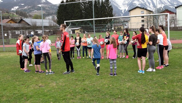 Das Projekt des Salzburger Fußballverbands „Mädchen an den Ball“ startet nun auch im Pongau. (Bild: Land Salzburg/Büro Berthold)