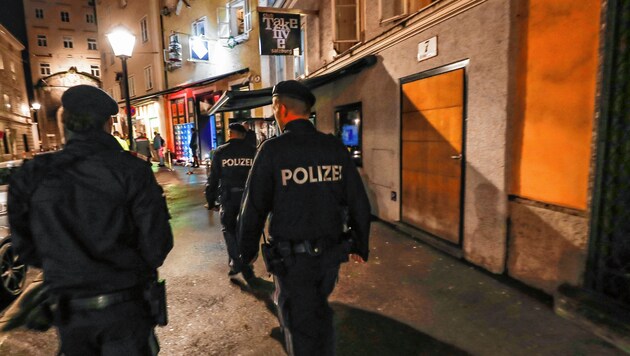 Salzburger Polizei kontrolliert in der Gstättengasse (Bild: MARKUS TSCHEPP)