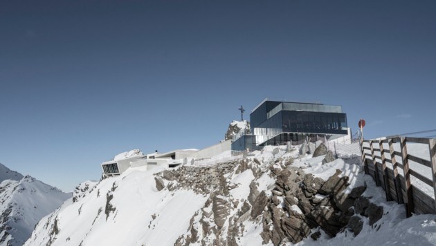 Die neue 007-Welt ist an das Gipfelrestaurant „IceQ“ angedockt (li.). (Bild: Christoph Noesig)