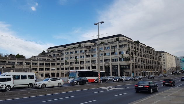 Das Neue Linzer Rathaus in Urfahr wäre der Dienstort des Sanierers, der Saniererin der Abteilung Verwaltungsstrafen. (Bild: Werner Pöchinger)