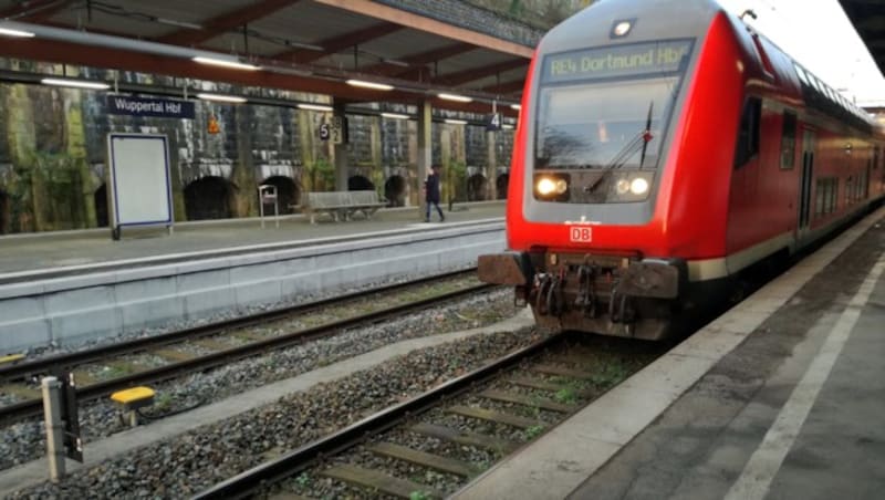 Der Bahnhof Wuppertal am Tag nach der Schreckenstat (Bild: APA/dpa/Claudia Otte)