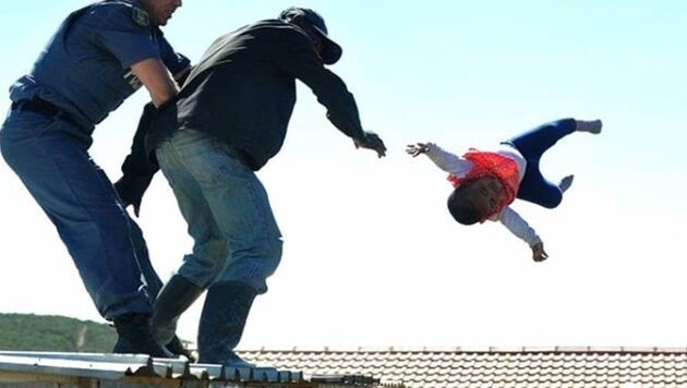 Schockierende Momente bei Protesten gegen den Abriss einer illegalen Siedlung: Ein Vater wirft sein Baby vom Dach einer Baracke. (Bild: facebook.com)