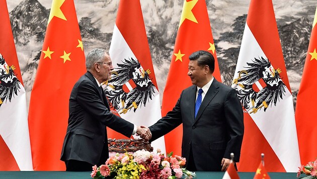Wird Österreich am Wirtschaftsaufschwung Chinas teilhaben können? Laut Bundespräsident Alexander Van der Bellen war der Besuch bei seinem chinesischen Amtskollegen Xi Jinping „ein voller Erfolg“. (Bild: AP)