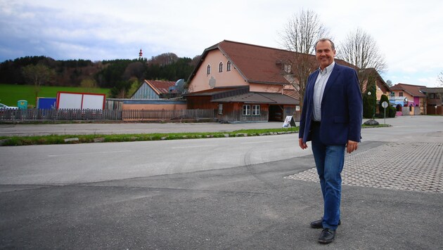 Bürgermeister Wolfgang Wagner vor dem Areal Freizeitcenter.
 (Bild: Felix Roittner)
