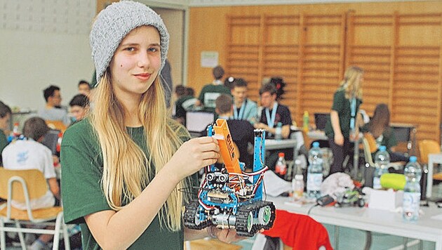 Sarah zeigt ihren Roboter (Bild: Christoph Gantner)
