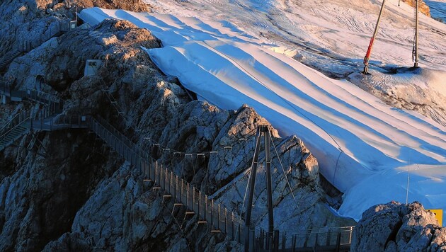 Großflächige Vlies-Abdeckung am Dachstein-Eispalast, um zu retten, was noch zu retten ist. (Bild: Planai-Hochwurzen-Bahnen)