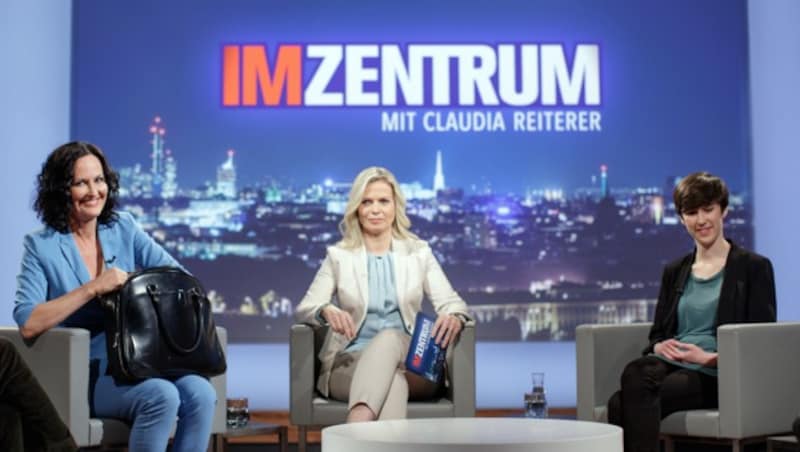 Claudia Reiterer 2017 mit ihrem Gästen Eva Glawischnig und Flora Petrik bei „Im Zentrum“ (Bild: APA/GEORG HOCHMUTH)