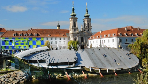 2002 wurde die Murinsel am Ufer zusammengebaut. Sieben Millionen Euro kostete das „Graz 03“-Flaggschiff. So mancher tippte sich damals an die Stirn. (Bild: KRONEN ZEITUNG)