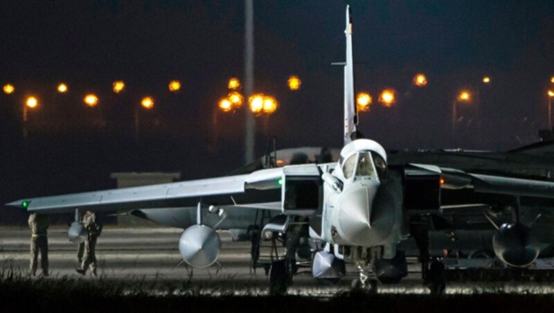 Eine Tornado der Royal Air Force auf dem britischen Luftwaffenstützpunkt auf Zypern (Bild: AP)