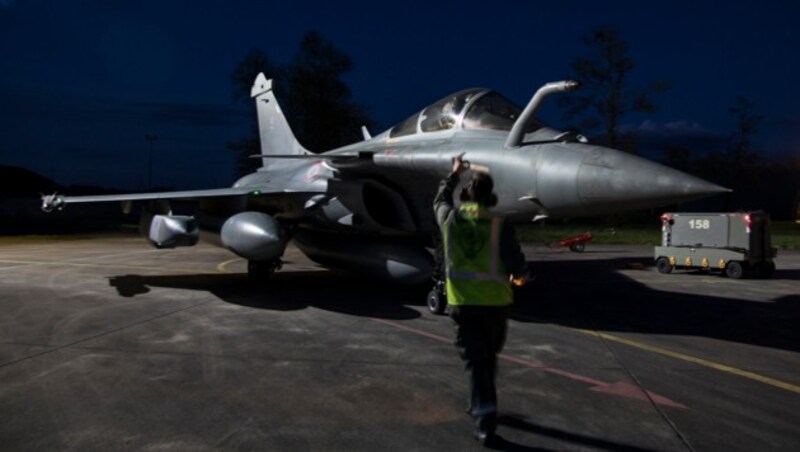 Eine Rafale ist bereit zum Abflug Richtung Syrien. (Bild: AP)