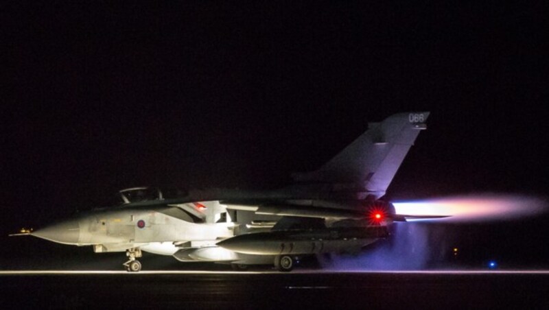 Eine Tornado der britischen Royal Air Force, bestückt mit Raketen namens „Storm Shadow“, startet Richtung Syrien. (Bild: AFP)