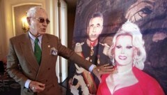 Prinz Frederic von Anhalt vor einem Gemälde, das ihn mit seiner Gattin Zsa Zsa Gabor zeigt (Bild: EPA)