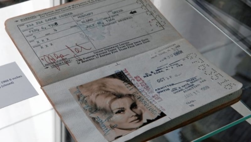 Der Reisepass der Schauspielerin wurde ebenfalls versteigert. (Bild: EPA)