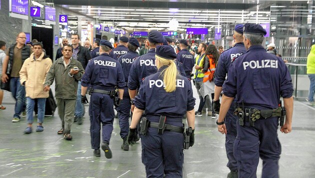 Schwerpunktaktion am Wiener Hauptbahnhof: Immer wieder kommt es zu Angriffen auf Polizisten. (Bild: Andi Schiel)